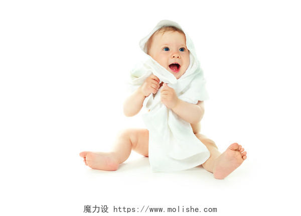 白底活泼可爱开心婴儿裹着白毛巾人物照片摄影图
